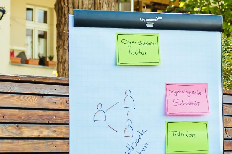 Daniel Craffonara im Gespräch mit einem Klienten – Coaching zu Mental Health in entspannter Sitzsituation mit Pflanze im Hintergrund.