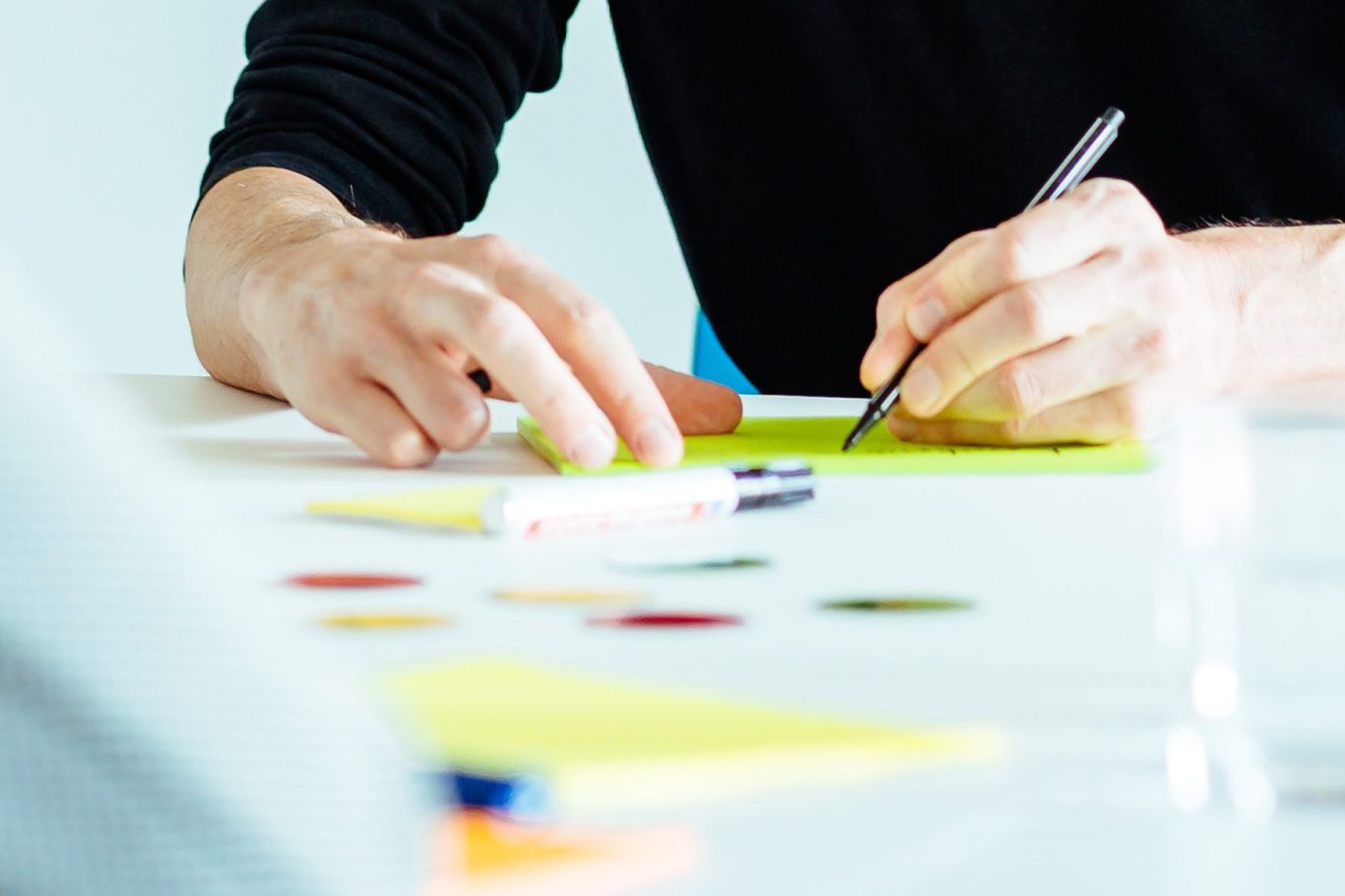 Daniel Craffonara im Gespräch mit einem Klienten – Coaching zu Mental Health in entspannter Sitzsituation mit Pflanze im Hintergrund.